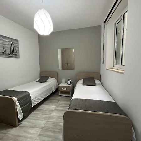 F7 Room 2, Private Bedroom Two Single Beds Shared Bathroom In Shared Flat Msida Exterior photo