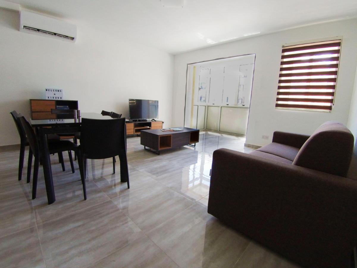 F7 Room 2, Private Bedroom Two Single Beds Shared Bathroom In Shared Flat Msida Exterior photo