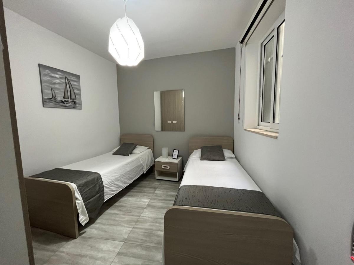 F7 Room 2, Private Bedroom Two Single Beds Shared Bathroom In Shared Flat Msida Exterior photo
